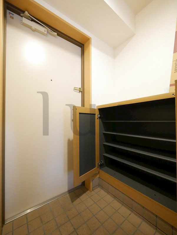 横浜市中区根岸町３丁目の賃貸マンションの玄関