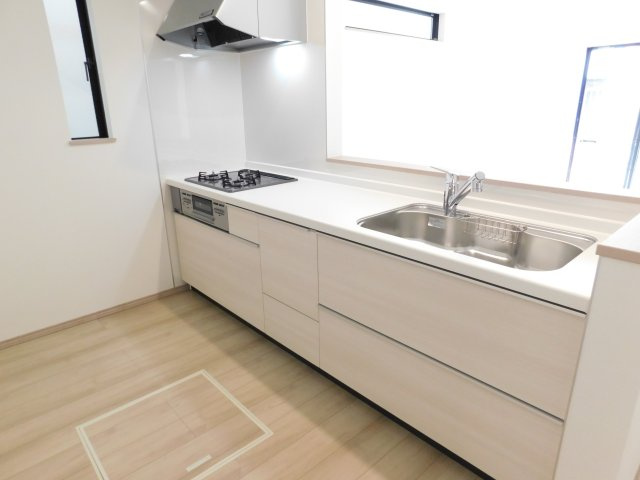 名古屋市南区天白町３丁目の新築一戸建のキッチン|◇キッチン◇　　人気の対面式・人造大理石カウンターシステムキッチン・浄水機能付ハンドシャワー・スローインクローズレール・静音仕様シンク・Ｓｉセンサーコンロ（３口）・床下収納庫