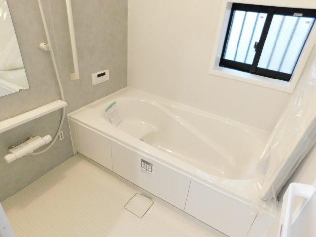 名古屋市南区天白町３丁目の新築一戸建の浴室|◇浴室◇　　広い１坪サイズ（LIXIL）・保温浴槽・エコベンチ浴槽・追い焚き・オートバス・浴室暖房乾燥機・キレイサーモフロア・バリアフリーバス・浴室窓あり