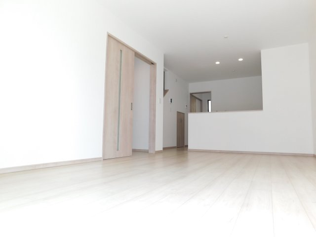 名古屋市南区天白町３丁目の新築一戸建の居間・リビング|◇リビング◇　　南面で明るいリビング１５．０帖　家族のコミュニケーションの機会が増えるリビング階段♪