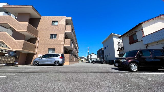 ルミエール若葉の駐車場