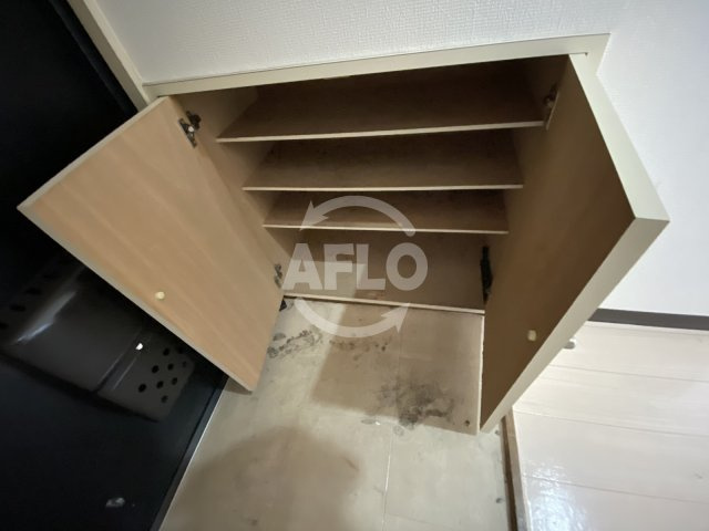 英和ビルの収納|英和ビル　下駄箱
