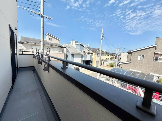 泉南郡田尻町吉見戸建のバルコニー|２階バルコニー　※ＡＩ加工により動産を消しています。