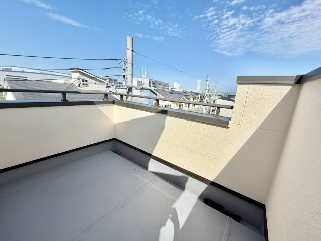 泉南郡田尻町吉見戸建のバルコニー|ルーフバルコニー　※ＡＩ加工により動産を消しています。