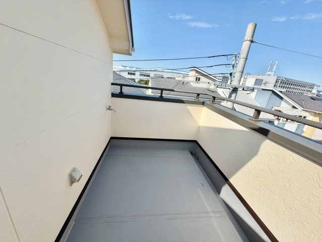 泉南郡田尻町吉見戸建のバルコニー|ルーフバルコニー　※ＡＩ加工により動産を消しています。