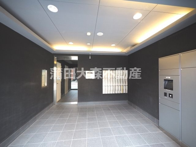 ブライズ大森ドゥエのエントランス|防犯カメラTVモニター付オートロック宅配BOXメールBOX管理人室　エントランス