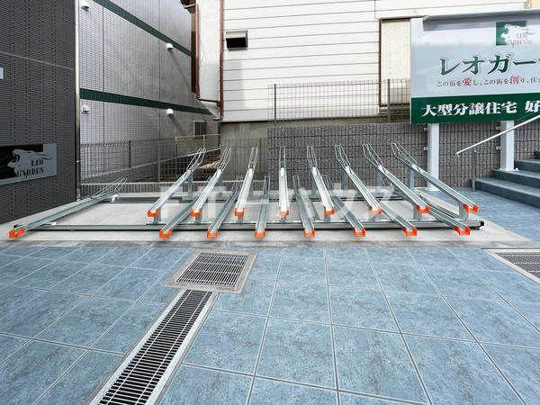 レオ伍拾八番館の駐車場