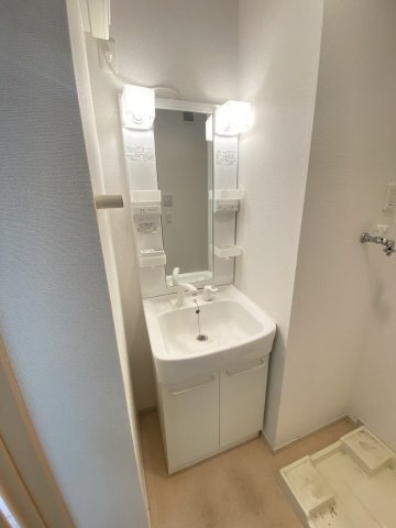 ブリーゼ森崎の洗面所|明るい洗面所です