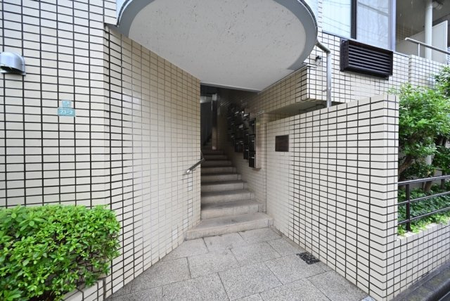 ラミアール都立大のエントランス