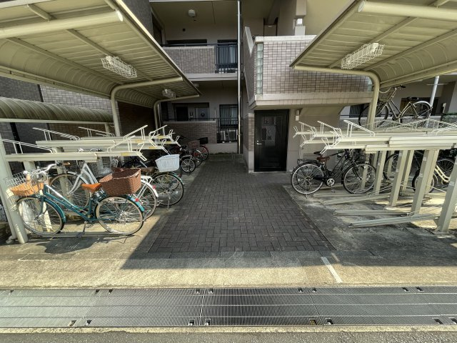 ディアステ－ジ四条葛野大路の駐輪場