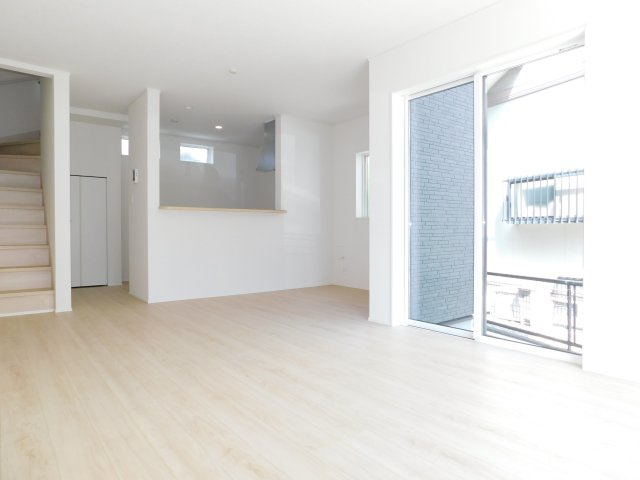 名古屋市天白区高宮町の新築一戸建の居間・リビング|◇リビング◇　　南面を含む２面採光で明るいリビング１７．１２帖　家族のコミュニケーションの機会が増えるリビング階段♪