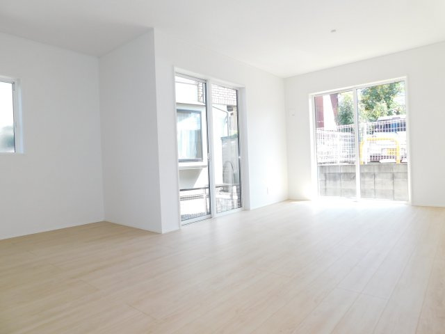 名古屋市天白区高宮町の新築一戸建の居間・リビング|◇リビング◇　　南面を含む２面採光で明るいリビング１７．１２帖　家事をしながらご家族の様子を伺える対面キッチン♪