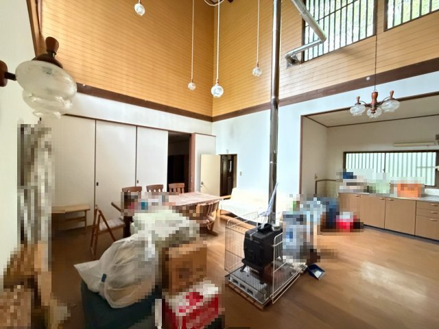 【居間・リビング】 | 吾妻郡嬬恋村大字鎌原字立野 薪ストーブ付き広々ダイニング　4LDK