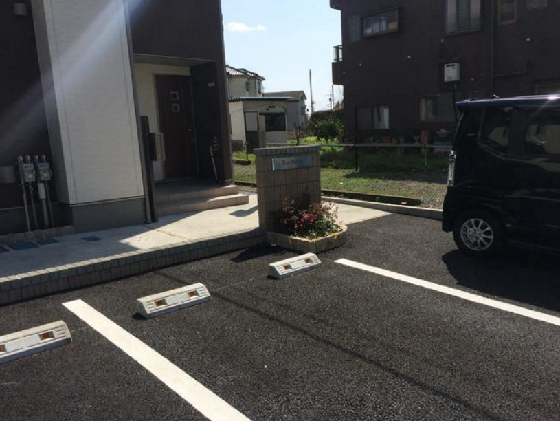 サンローズAの駐車場