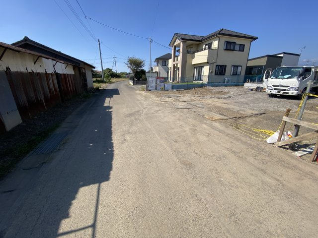 新築　伊勢崎市西久保町1期　3号棟の前面道路含む現地写真|現地写真　南側接道幅員約5ｍ　東側接道幅員約4.3ｍ	