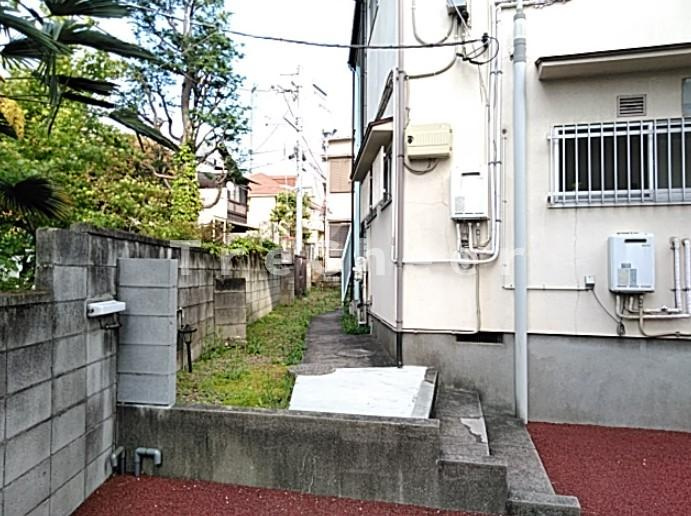 富士見荘新館のエントランス