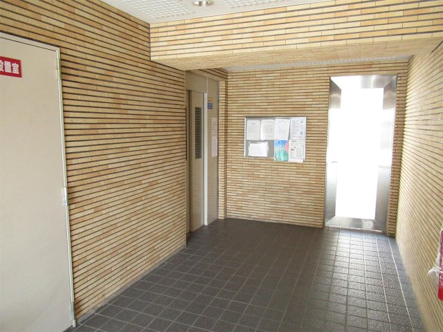 福岡市南区塩原３丁目の賃貸マンションのエントランス