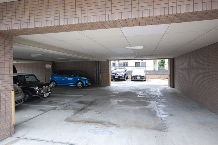 福岡市南区塩原３丁目の賃貸マンションの駐車場
