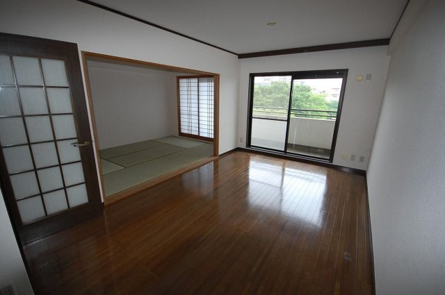 福岡市南区塩原３丁目の賃貸マンションの居間・リビング