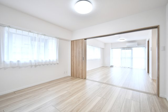 ライオンズマンション与野本町の洋室|【洋室①：6.0帖】可動間仕切りを大きく開放すると…、合計約19帖のゆったり空間に！各居室のクローゼットも大容量で、散らかりがちなお部屋も、いつもスッキリ気持ち良い室内となります。