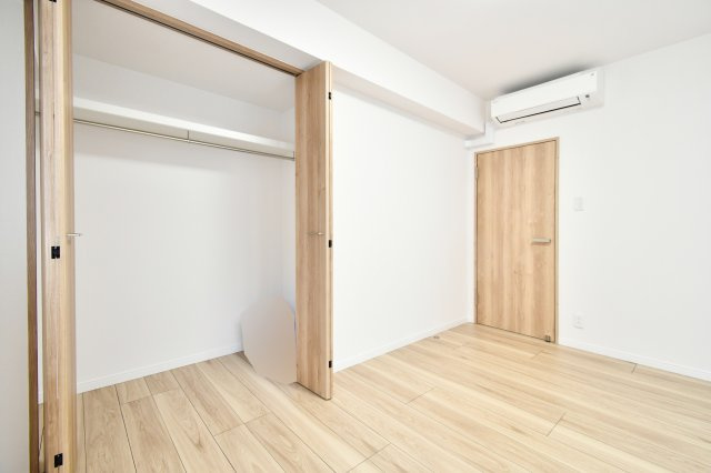 ライオンズマンション与野本町の洋室|【洋室③：6.0帖】クローゼットは上下セパレート・ハンガーパイプ付きです！上には季節物や思い出など毎日手に取らないものを収納、下にはハンガーパイプへコートや洋服など…かける収納もできます！