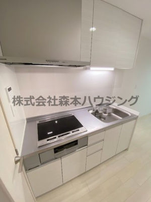 【キッチン】 | 　クリエオーレ中野 | ※同タイプ別室の写真を使用しています。
　設備内容や色調など相違がある場合は実際のお部屋の現状優先となります。