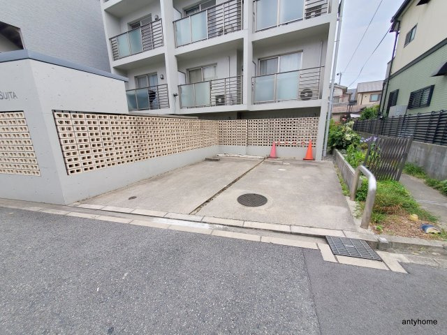 クオリア吹田　仲介手数料無料の駐車場