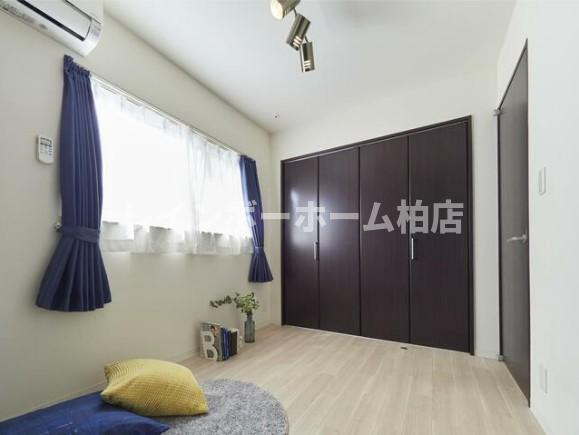 担当エリアのルームアドバイザーが直接対応いたしますの洋室|落ち着いた色調の洋室です