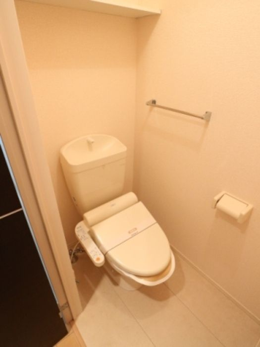 ジンハウスBのトイレ|落ち着いた色調のトイレです