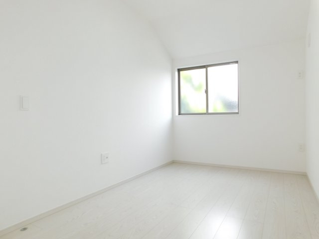 名古屋市緑区神の倉２丁目の新築一戸建の洋室|◇２階洋室◇　　明るい洋室５．０帖　クローゼット完備！