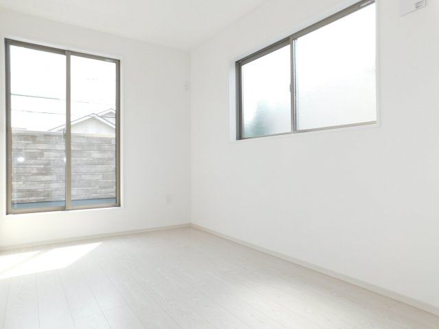 名古屋市緑区神の倉２丁目の新築一戸建の洋室|◇２階洋室◇　　南面を含む２面採光で明るい洋室５．０帖　バルコニー利用可♪