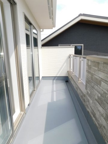 名古屋市緑区神の倉２丁目の新築一戸建のバルコニー|◇バルコニー◇　　南面で陽当たり良好なワイドバルコニー♪　２部屋から利用可能♪