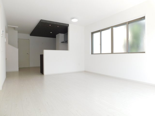 名古屋市緑区神の倉２丁目の新築一戸建の居間・リビング|◇リビング◇　　南面を含む２面採光で明るいリビング１８．８帖　和室と続き間で広々空間になります♪