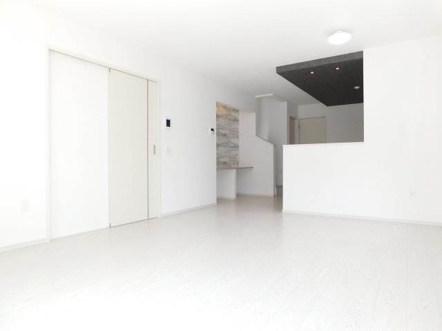 名古屋市緑区神の倉２丁目の新築一戸建の居間・リビング|◇リビング◇　　南面を含む２面採光で明るいリビング１８．８帖　大きな窓の開放感のあるリビング♪