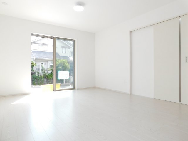 名古屋市緑区神の倉２丁目の新築一戸建の居間・リビング|◇リビング◇　　南面を含む２面採光で明るいリビング１８．８帖　嬉しいスタディカウンター付♪　家族みんなが集まれる広々空間♪