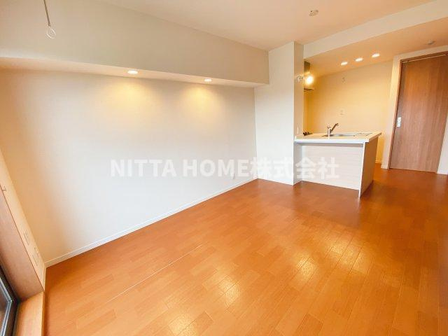 福知山市字堀の賃貸マンションの居間・リビング|１０．６帖の３口コンロカウンターキッチン付きリビング◇