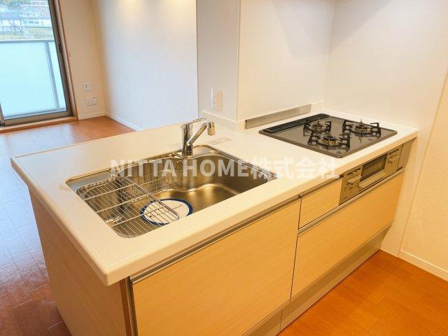 福知山市字堀の賃貸マンションのキッチン|３口コンロ付きのカウンターキッチンです◇