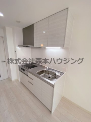 【キッチン】 | 　クリエオーレ郡津Ⅰ | ※同タイプ別室の写真を使用しています。
　設備内容や色調など相違がある場合は実際のお部屋の現状優先となります。