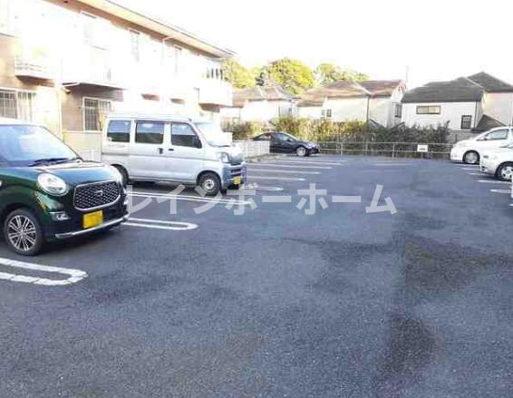 イースト・ウィング　【非対面対応】接客・申込・契約オンライン！LINE×相談可！の駐車場