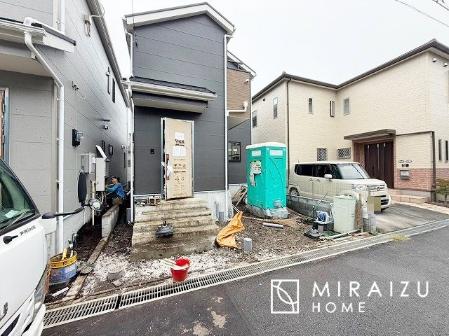 【前面道路含む現地写真】 | お子さんが宿題をしたり、ちょっとした作業もできる、家族みんながそれぞれの時間を過ごせるリビングです。