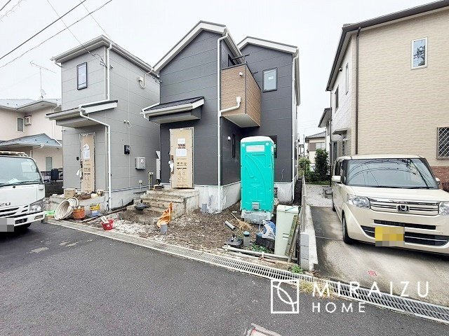 【前面道路含む現地写真】 | 食事を取るスペースもリラックスしてくつろげるスペースもお子さんが勉強するスペースも兼ね備えたリビングダイニング。