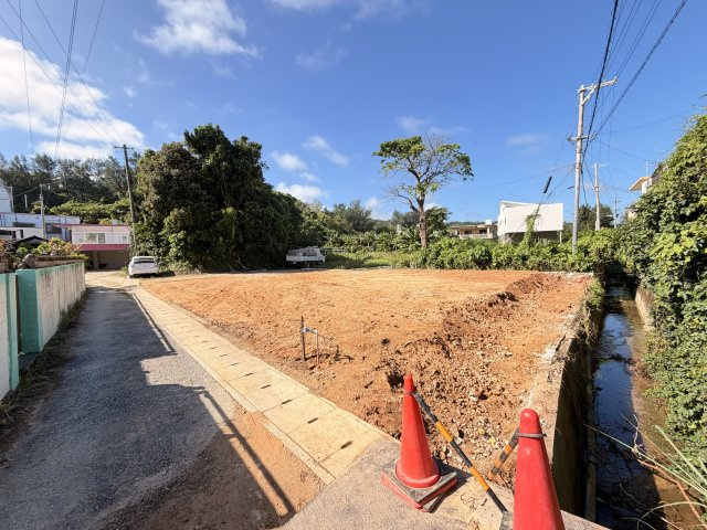 恩納村仲泊120（1区画）の前面道路含む現地写真|※東側道路約2.4ｍ♪