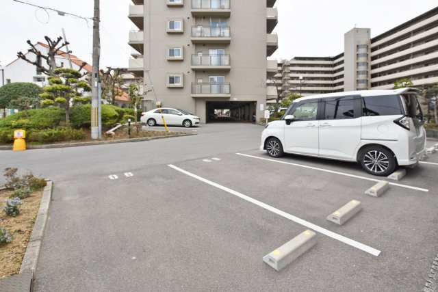 伊丹春日丘アーバンコンフォートA棟の駐車場|-駐車場-