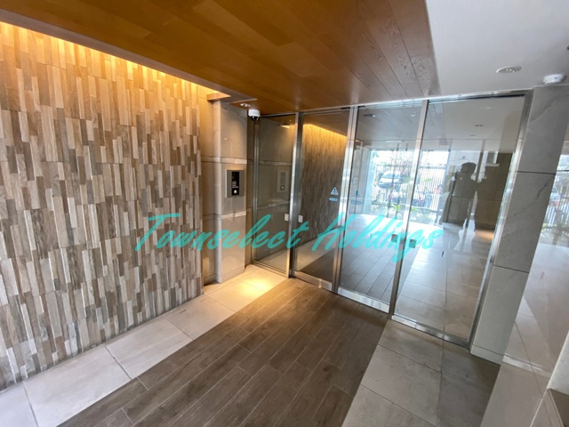 平塚市明石町の賃貸マンションのエントランス