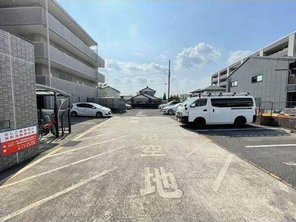 ラフォーレ司の駐車場