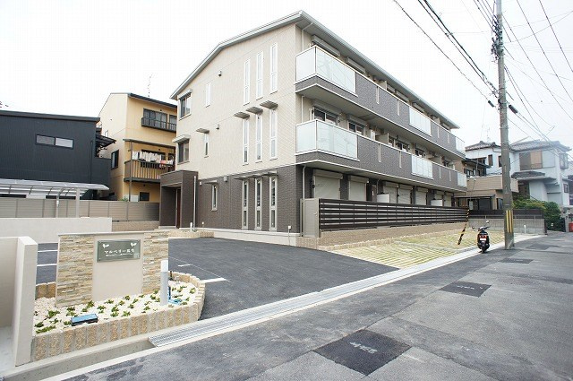 マルベリー瓜生の外観|向日町駅徒歩6分。宅配ボックス完備不在時も安心タイル張り外観