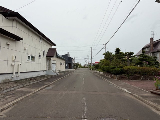 北見市双葉町３丁目２番１７号　中古売家の前面道路含む現地写真