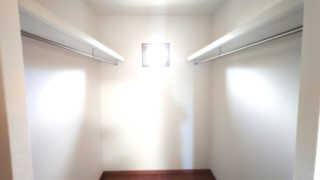 閑静な住宅地☆オール電化住宅☆築浅の４ＬＤＫ☆収納充実☆宇治田原町緑苑坂の洋室|ウォークインクローゼット