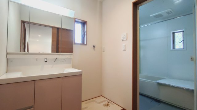 閑静な住宅地☆オール電化住宅☆築浅の４ＬＤＫ☆収納充実☆宇治田原町緑苑坂の洗面所|洗面室