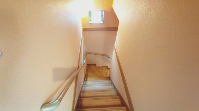 閑静な住宅地☆オール電化住宅☆築浅の４ＬＤＫ☆収納充実☆宇治田原町緑苑坂のその他|階段